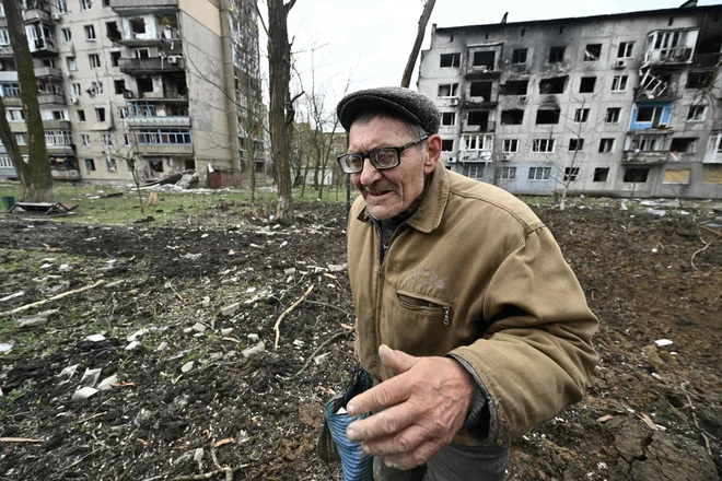 77-letni Viktor Grozdov iz mesta Avdijivka. FOTO: Genya Savilov/AFP