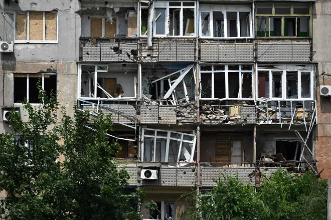 Poškodovani stanovanjski blok v regiji Doneck. FOTO: Genya Savilov/AFP