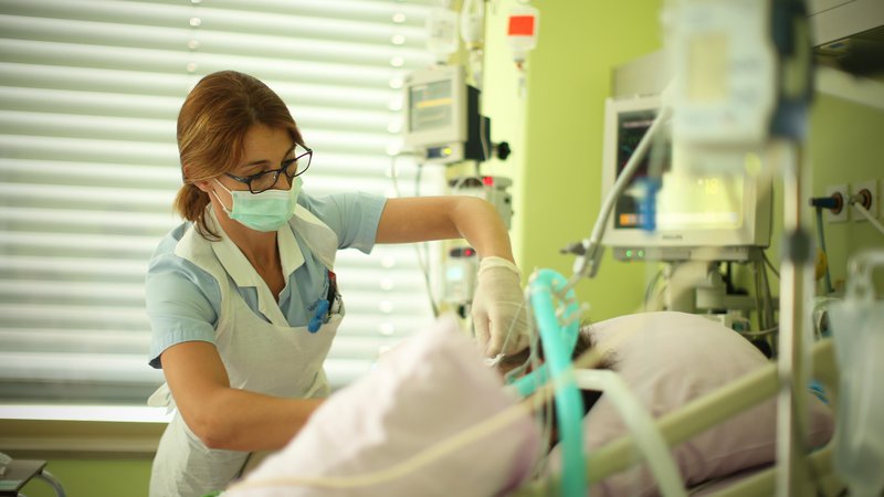 Fotografija: Za bolnike z umetno dihalno potjo lahko skrbijo le diplomirane medicinske sestre. Teh pa v domovih starejših primanjkuje. Foto Jure Eržen