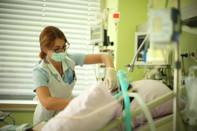 Za bolnike z umetno dihalno potjo lahko skrbijo le diplomirane medicinske sestre. Teh pa v domovih starejših primanjkuje. Foto Jure Eržen