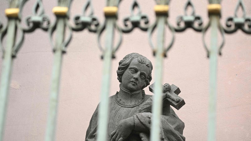 Fotografija: Katoliško cerkev že leta pretresajo razkritja o spolnih zlorabah mladoletnikov, ki so jh zagrešili duhovniki. FOTO: Ina Fassbender/APF