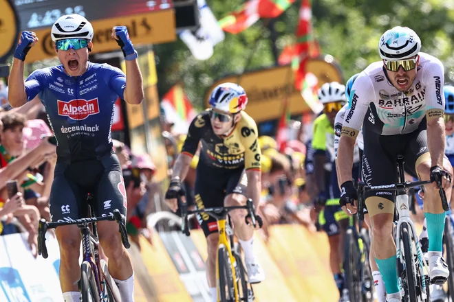 Jasper Philipsen (levo) je slavil zmago pred Philom Bauhausom (desno), Wout van Aert (v sredini) ni rinil z glavo skozi zid in končal na 5. mestu. Foto Anne-Christine Poujoulat/AFP