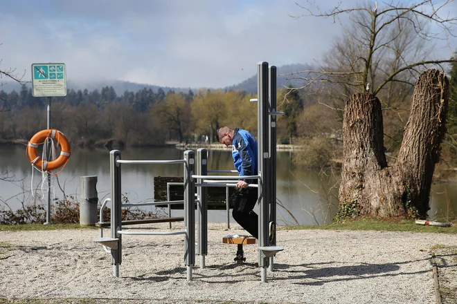 Športni otoki z orodji za ulično vadbo na Koseškem bajerju. FOTO: Leon Vidic/Delo