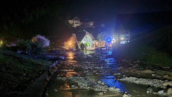 V Zagorju ob Savi je hudournik ogrožal stanovanjski hiši. FOTO: Maja Odlazek/PGD Podkum