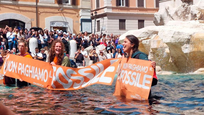 Fotografija: Pred aktivisti ni bil varen niti znameniti vodnjak Trevi v Rimu. Foto Allesandro Penso/Reuters