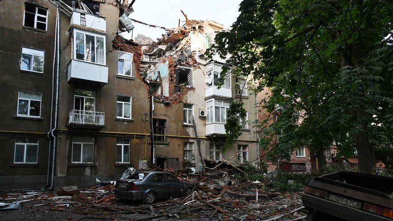 Fotografija: Poleg treh smrtnih žrtev je bilo v napadu na stanovanjski blok v Sumiju poškodovanih 21 ljudi, so sporočile mestne oblasti, ki so današnji dan razglasile za dan žalovanja. FOTO: Sergej Bobok/AFP