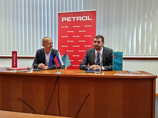 Alen Červ v imenu občine Tolmin in član uprave Petrola Jože Smolič sta podpisala pismo o nameri. Foto občina Tolmin 