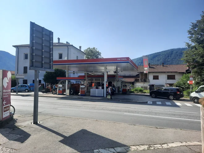 Bencinska črpalka v Tolminu je umeščena v mestno jedro. Foto Janez Tomažič 