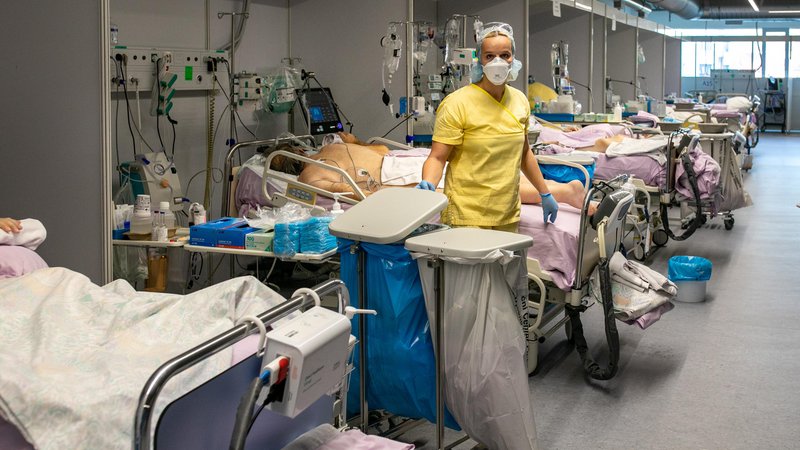 Fotografija: Trdim, da je hospitalno zdravljenje rešilo mnoga življenja s pomočjo zdravljenja s kisikom, umetnega predihavanja, s pomočjo zunajtelesnega obtoka in oksigenacije krvi zunaj telesa, uporabe zdravil za zmanjšanje vnetja (glukokortikoidov) in še mnogih drugih podpornih postopkov zdravljenja. Na fotografiji covidni oddelek v UKC Ljubljana 10. novembra 2021. FOTO: Voranc Vogel/Delo
