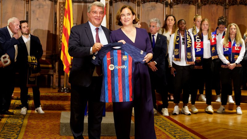 Fotografija: Predsednik FC Barcelona Joan Laporta je lahko zadovoljen s športnimi zmagami, saj je katalonski športni velikan osvojil naslova državnih nogometnih prvakov med moškimi in ženskami. Najboljša je bila tudi košarkarska sekcija, nogometašice pa so bile celo zmagovalke lige prvakinj. FOTO: Bruna Casas/Reuters