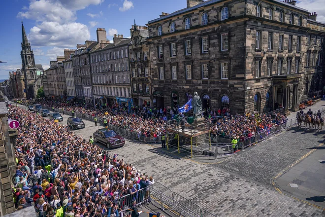 Na edinburških ulicah se je zbralo več tisoč ljudi. FOTO: Peter Summers/Pool/Reuters