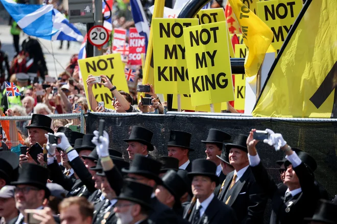 Na ulicah so se zbrali tudi protestniki dveh protimonarhičnih skupin, med katerimi so bili nekateri politiki, med drugimi sovoditelj škotskih Zelenih Patrick Harvie. Foto Phil Noble/ Reuters