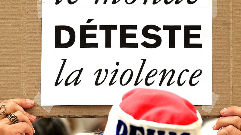 Fotografija: Vsi sovražimo nasilje, pravi napis. FOTO: François Nascimbeni/AFP