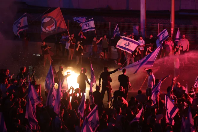 Izraelska policija je proti protestnikom uporabila vodni top. FOTO: Oren Ziv/AFP