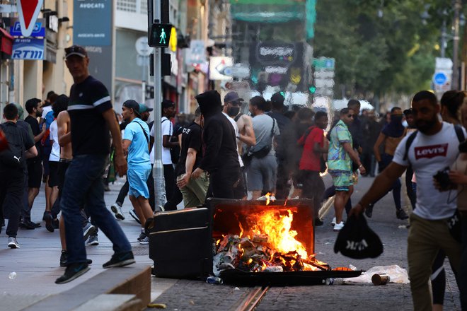 O razlogih za množične napade na policiste in druge simbole francoske države po poročanju AFP v Franciji po nemirih poteka burna politična razprava. FOTO: Clement Mahoudeau/AFP