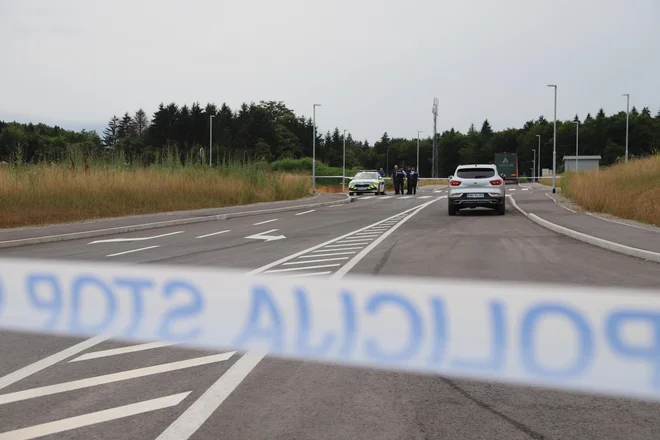 Do incidenta je prišlo, ko sta policist in policistka nekaj po 14. uri izvajala kontrolo cestnega prometa. V postopku je bil zaradi suma vožnje pod vplivom alkohola tudi 62-letni voznik. FOTO: Tanja Jakše Gazvoda/Slovenske novice
