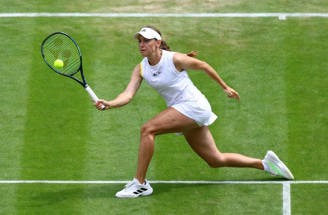 Kaja Juvan je končala letošnje boje v Wimbledonu. FOTO: Hannah Mckay/Reuters