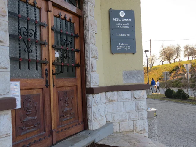 V občinski zgradbi v Komendi zdaj pripravljajo odzivno poročilo na ugotovitve računskega sodišča. FOTO: Bojan Rajšek/Delo