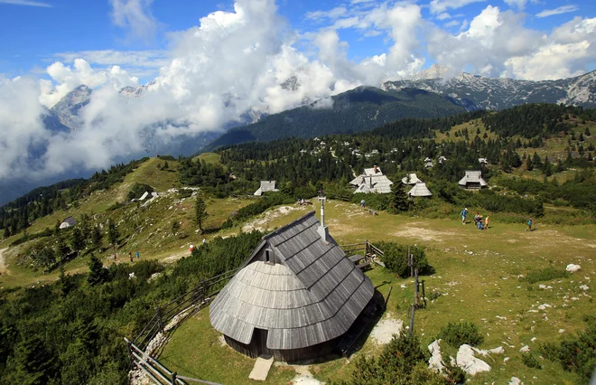 Tudi prenočitev v butični pastirski hiški na Veliki planini se mnogim obiskovalcem za vedno vtisne v spomin. (Fotografija je simbolična). FOTO: Blaž Samec