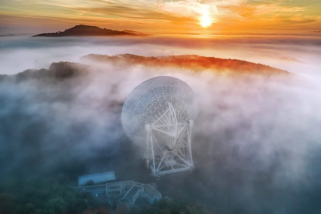 29. junija so astronomi objavili, da so našli prvi dokaz za nizkofrekvenčne gravitacijske valove, zaradi katerih lahko slišimo zvok vesolja, kot nekakšno mrmranje in brnenje vsega, kar je v njem. FOTO:  Norbert Tacken/Max Planck Institute for Radio Astronomy/AFP
