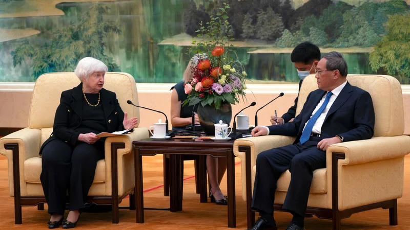 Finančna ministrica Janet Yellen se je sestala tudi s premierom Li Qiangom, s katerim sta razpravljala o gospodarskih odnosih. FOTO: Mark Schiefelbein/AFP