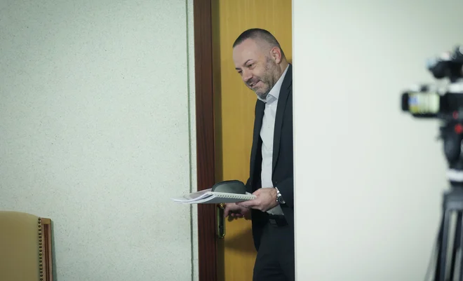 Minister za zdravje Danijel Bešič Loredan je po pogovoru s predsednikom vlade podpisal odstopno izjavo. FOTO: Jože Suhadolnik/Delo