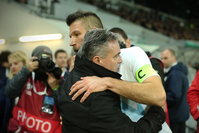 Nekdanji selektor Tomaž Kavčič in nekdanji kapetan reprezentance Boštjan Cesar.

Foto Jure Eržen