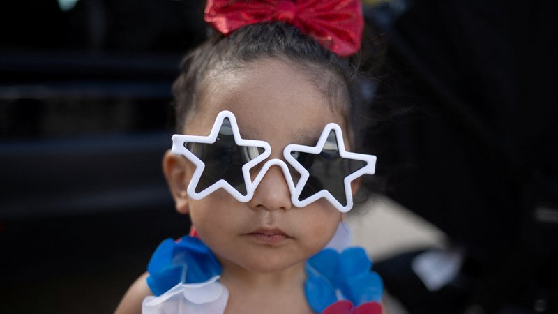Fotografija: Enoletna Liana na paradi ob ameriškem dnevu neodvisnosti v Texas Cityju. Foto Adrees Latif/Reuters