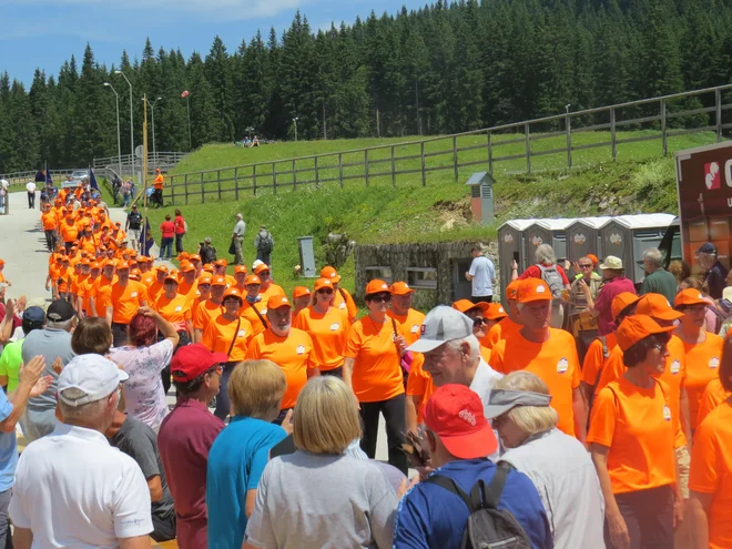 Prihod pohodnikov s Triglava na prireditveni prostor na Rudno polje. FOTO: Bojan Rajšek/Delo