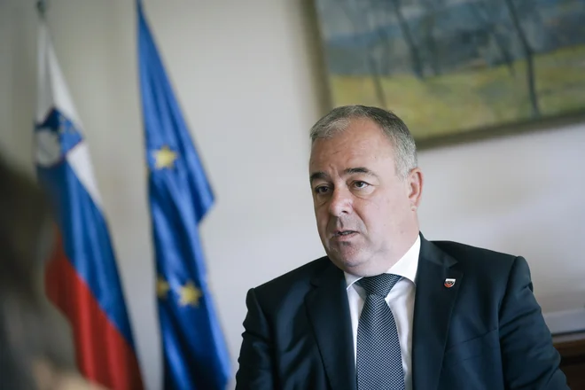 »Dvomim, da ima Janez Janša veliko dosjejev. Če jih ima, jih ima v glavi, kajti njegov spomin je res fenomenalen,« pravi Danijel Krivec, podpredsednik državnega zbora. FOTO: Jože Suhadolnik/Delo