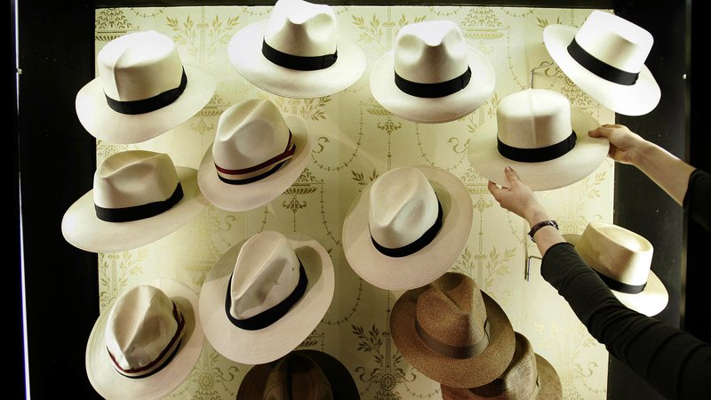 Fotografija: Lock & Co., najstarejša neprekinjeno delujoča trgovina s klobuki na svetu – in najstarejša prodajalna na drobno v Londonu. Čez tri leta bo praznovala 350-letnico. FOTO Reuters

 

 