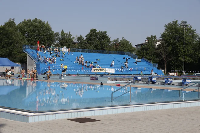 Kopališče Kodeljevo sprejme le okoli 2000 obiskovalcev na dan, pravijo v zavodu Šport Ljubljana. FOTO: Jože Suhadolnik/Delo