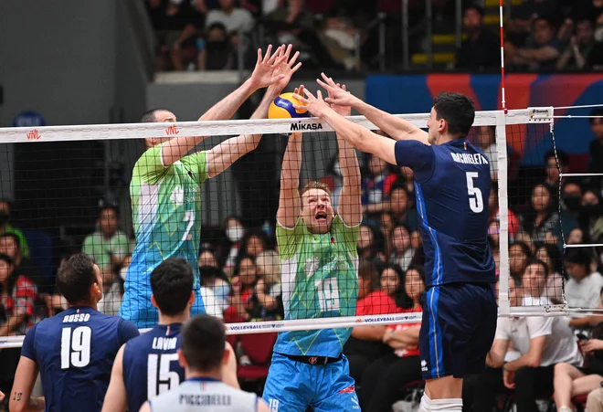 Alen Pajenk in Rok Možič (za mrežo) že nestrpno čakata na finalni turnir. FOTO: Ted Aljibe/AFP