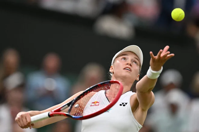 Jelena Ribakina se sproščeno ozira k prihajajočem drugem wimbledonskem tednu. FOTO: Glyn Kirk/AFP