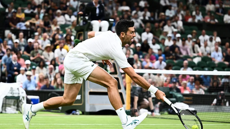 Fotografija: Novak Đoković še ni dokončal dela v osmini finala. FOTO: Sebastien Bozon/AFP