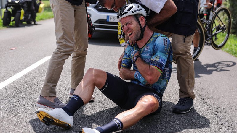 Fotografija: Mark Cavendish je v soboto utrpel nesrečo in končal Tour 2023. FOTO: Thomas Samson/AFP