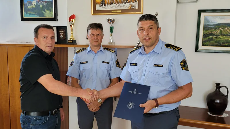 Fotografija: Današnja primopredaja (z leve): France Božičnik, vodja Sektorja kriminalistične policije PU Novo mesto, namestnik generalnega direktorja policije mag. Robert Ferenc in novi direktor PU Novo mesto Igor Juršič. FOTO: PU Novo mesto