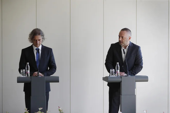 Predsednik vlade Robert Golob in zdaj že nekdanji minister za zdravje Danijel Bešič Loredan. FOTO: Leon Vidic