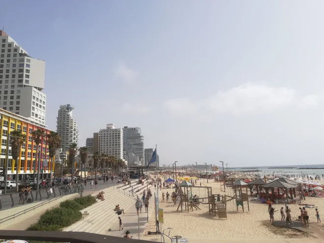 V pričakovanju slovite parade ponosa je bil Tel Aviv odet v barve mavrice. V Jeruzalemu je bila parada letos najštevilčnejša doslej. FOTO: Nina Gostiša