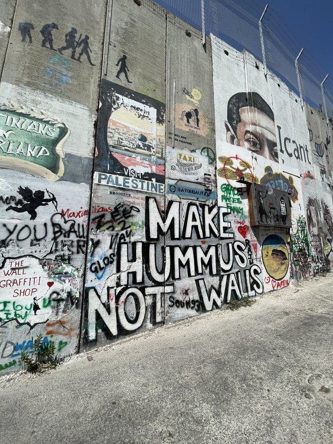 Poleg zidu v Betlehemu je grafitar Banksy postavil hotel Walled Off, oglaševan z najslabšim razgledom na svetu. FOTO: Nina Mijošek