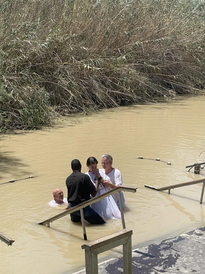 Verniki z vsega sveta romajo v Kasr al Jahud ob jordanski meji, kjer naj bi Janez Krstnik v reki Jordan krstil Jezusa. FOTO: Nina Mijošek