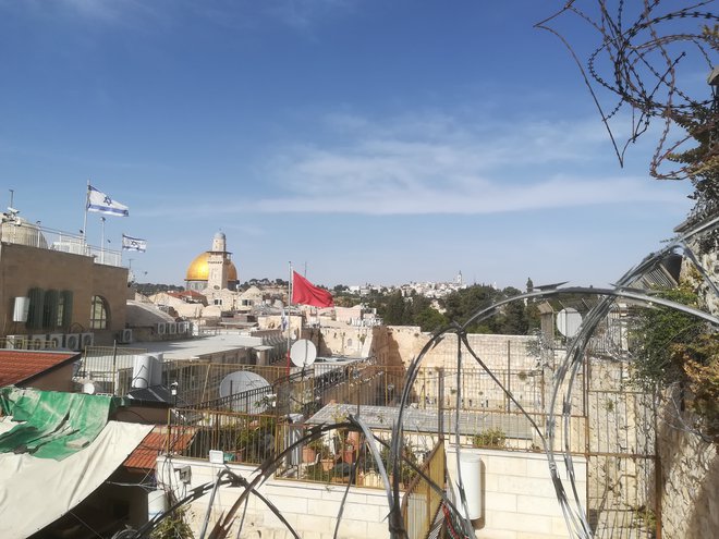 Izrael Vzhodni Jeruzalem okupira od leta 1967 (na fotografiji mošeja Al Aksa in zid objokovanja). FOTO: Nina Gostiša