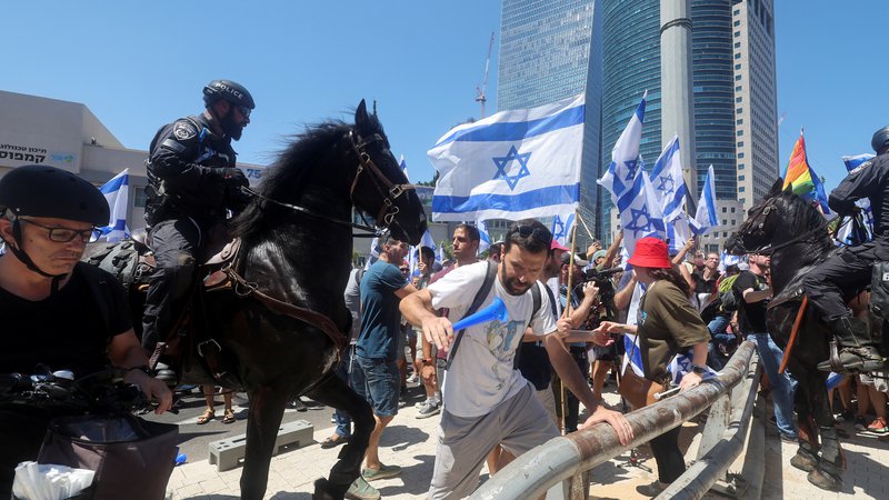 Fotografija: V Tel Avivu protestirajo proti pravosodni reformi skrajno desne vlade Benjamina Netanjahuja. FOTO: Nir Elias/Reuters