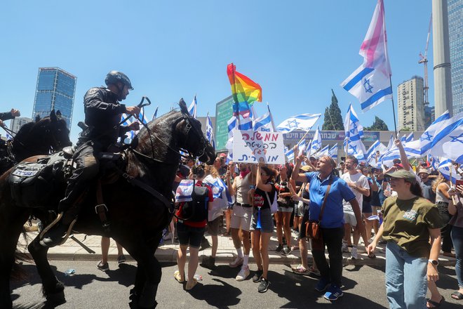 V Tel Avivu protestirajo proti pravosodni reformi skrajno desne vlade Benjamina Netanjahuja. FOTO: Nir Elias/Reuters