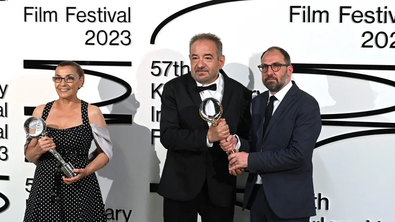 Ob Stefanu Komandarevu (v sredini) je nagrado za najboljšo vlogo v filmu Blagina lekcija dobila tudi Eli Skorčeva (levo). FOTO:  Michal Cizek/AFP