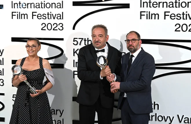 Ob Stefanu Komandarevu (v sredini) je nagrado za najboljšo vlogo v filmu Blagina lekcija dobila tudi Eli Skorčeva (levo). FOTO: Michal Cizek/AFP