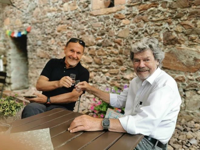 Viki Grošelj in Reinhold Messner nazdravljata ob uvrstitvi na seznam Zvezd skale in ledu. FOTO: Osebni arhiv Vikija Grošlja
