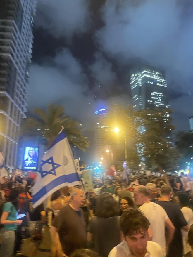 Izraelske zastave je skupaj s protestnimi gesli videti tudi na balkonih stanovanj in pročeljih poslovnih stavb. FOTO: Nina Mijošek