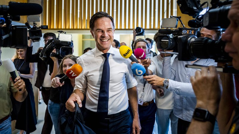 Fotografija: Mark Rutte je nekaj dni po razpadu njegove četrte vlade presenetil z napovedjo svojega umika iz politike. FOTO Remko De Waal/Afp