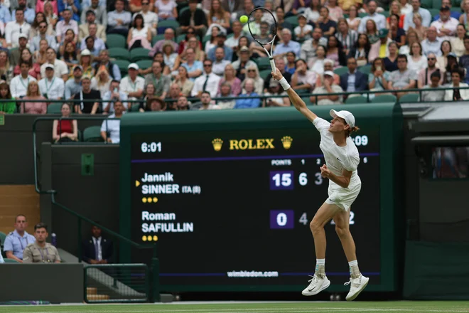 Jannik Sinner je prvi moški polfinalist Wimbledona. FOTO: AFP